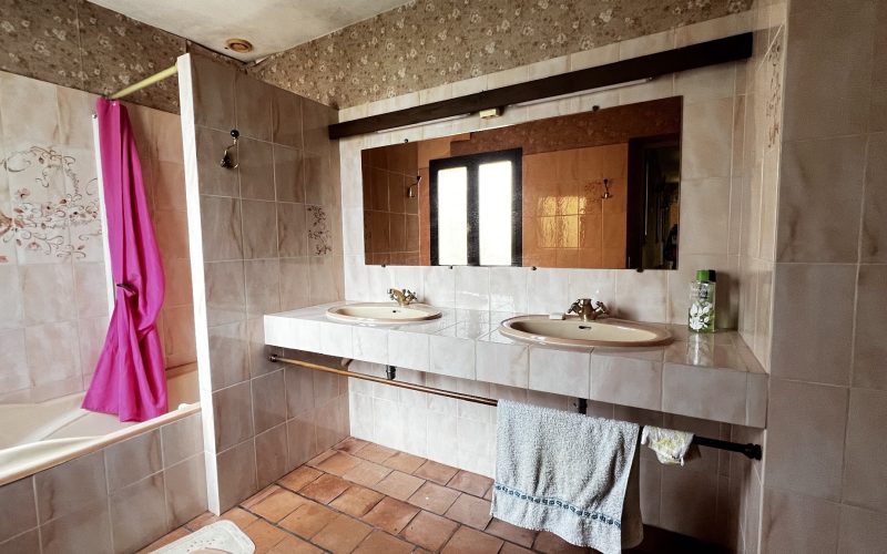 DBA33B01-67C4-AF37-9EAC-DCDB1387FD7D